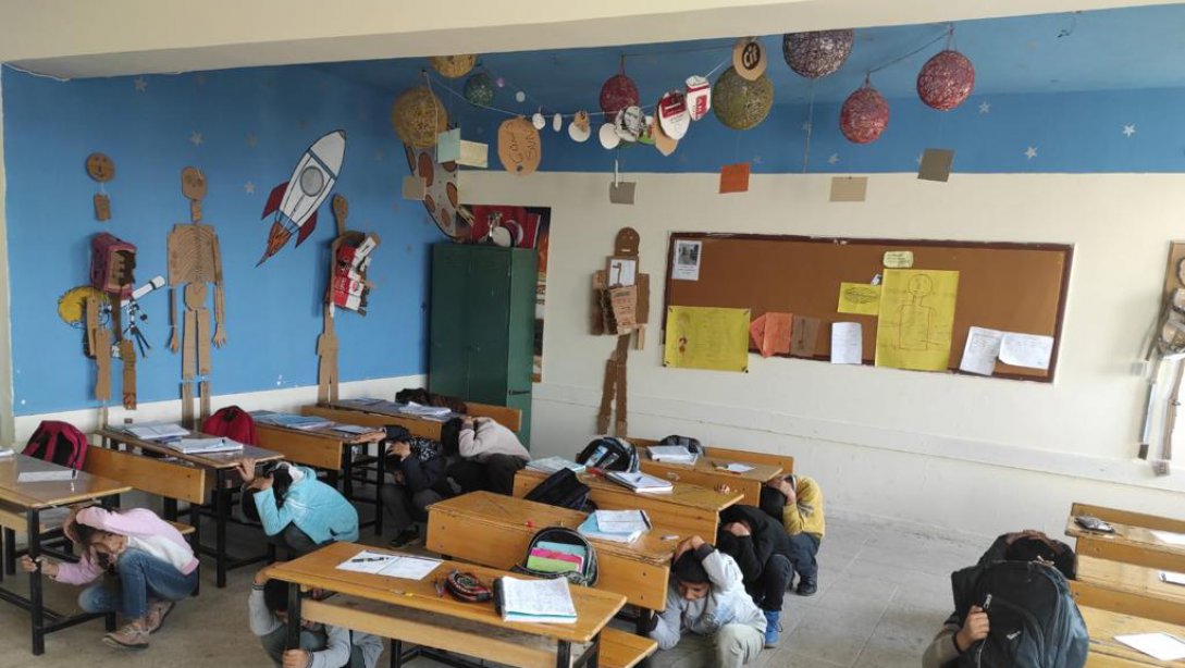 AFAD Koordinesinde Tüm Okullarımızda Eş Zamanlı Olarak Deprem Tatbikatı Yapıldı.